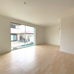 LD13.5帖。幅2.5m高さ2.2mの大サッシを備えます♪ (居間)