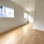 洋室10.2帖。間仕切り壁の設置など二部屋に変更可能です♪ (寝室)