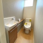 トイレ：ウォシュレット付き節水トイレ。1F・2F設置。便器とウォシュレットの段差や隙間を抑え、ラクにお掃除が出来るのが魅力です♪ (内装)