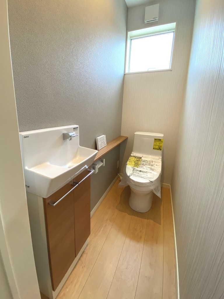トイレ：ウォシュレット付き節水トイレ。1F・2F設置。便器とウォシュレットの段差や隙間を抑え、ラクにお掃除が出来るのが魅力です♪(内装)